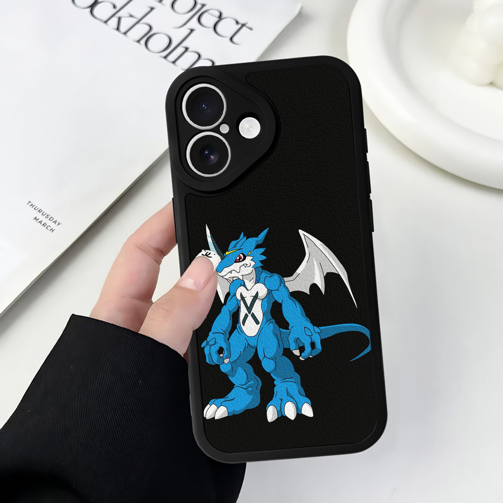 （画像用） Digimon デジタルモンスター/デジモン 【iPhone 16シリーズ対応】シリコンスマホケース（レザー調） 材質：シリコン